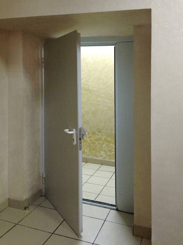 Полуторная пожаростойкая дверь с белой ручкой