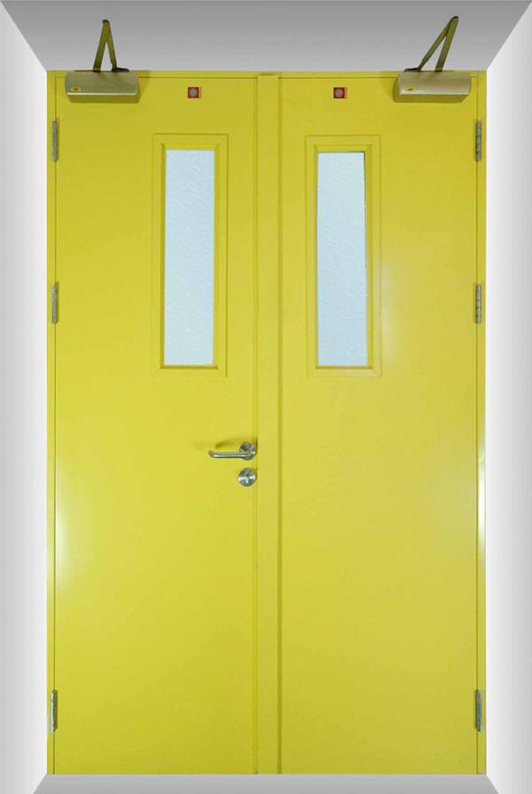 Желтая огнеупорная дверь с двумя створками и стеклами Желтая огнеупорная дверь с двумя створками и стеклами