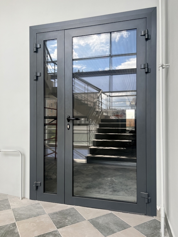 Установили алюминиевые двери EI-60 в бизнес-центре