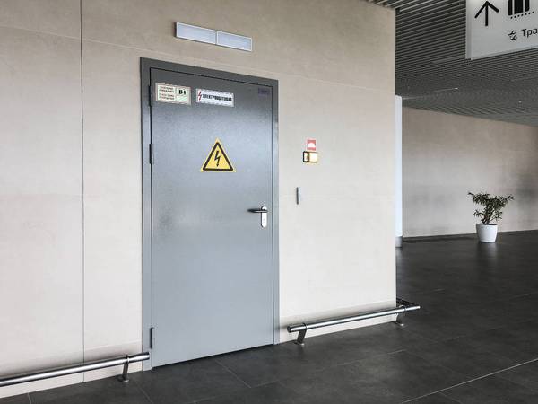 Дверь в электрощитовую Дверь в электрощитовую