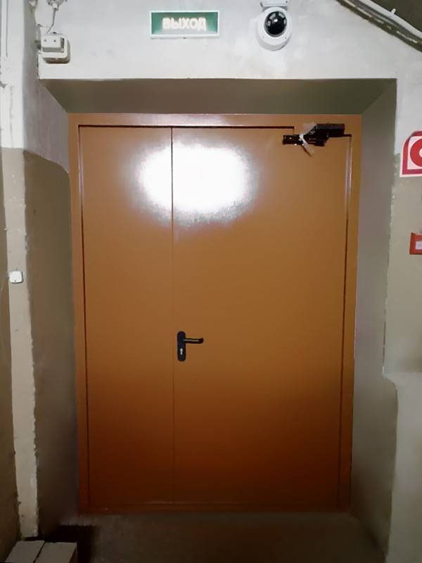 Двупольная оранжевая дверь с внутренней стороны