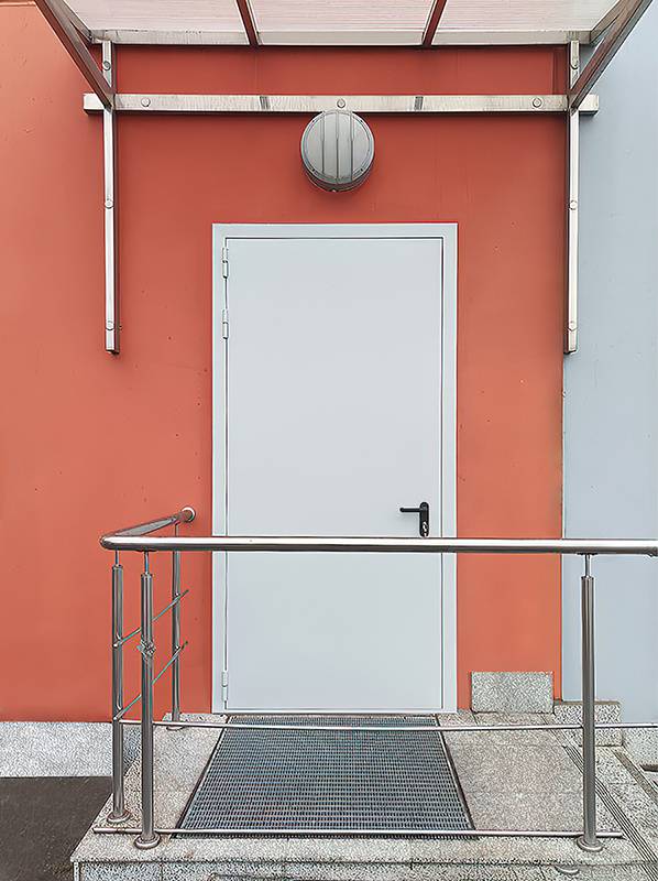 Глухая противопожарная дверь, вход в офис здания Глухая противопожарная дверь, вход в офис здания