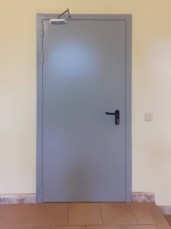 Огнестойкая дверь, фото снаружи (склад НИИ) Огнестойкая дверь, фото снаружи (склад НИИ)