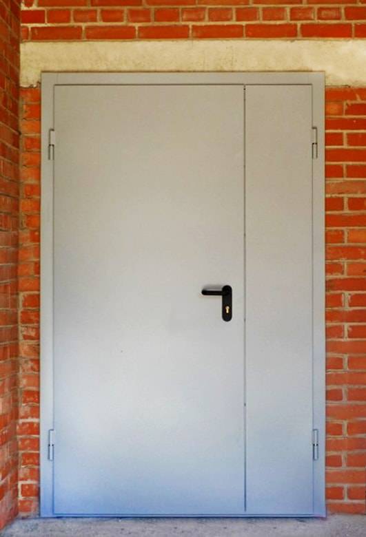 Полуторная огнестойкая дверь в спортивном учреждении