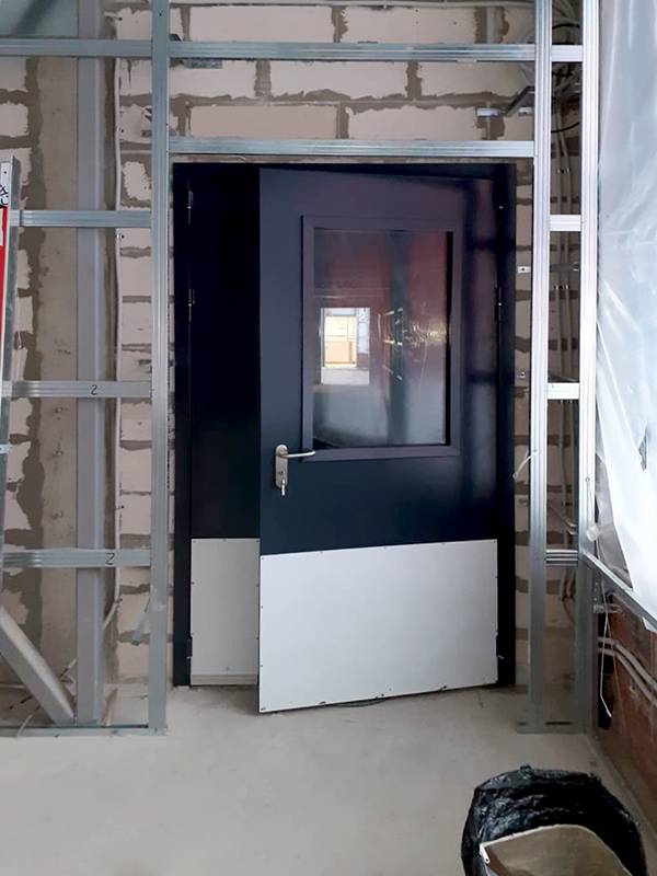 Пожаростойкая дверь со стеклом и отбойником (г. Бежецк) Пожаростойкая дверь со стеклом и отбойником (г. Бежецк)