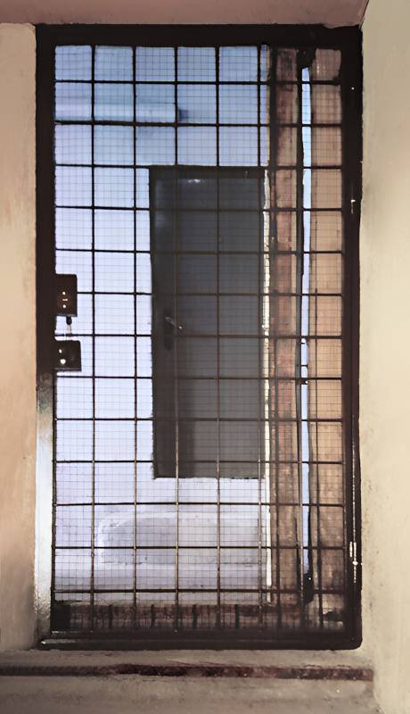 Решетчатая дверь с внешней стороны Решетчатая дверь с внешней стороны