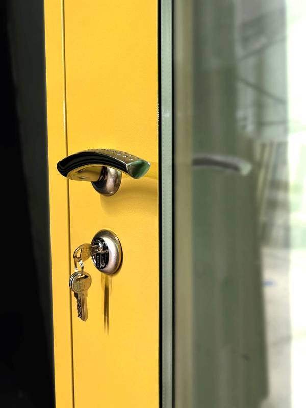 Стеклопакет и ручка Стеклопакет и ручка