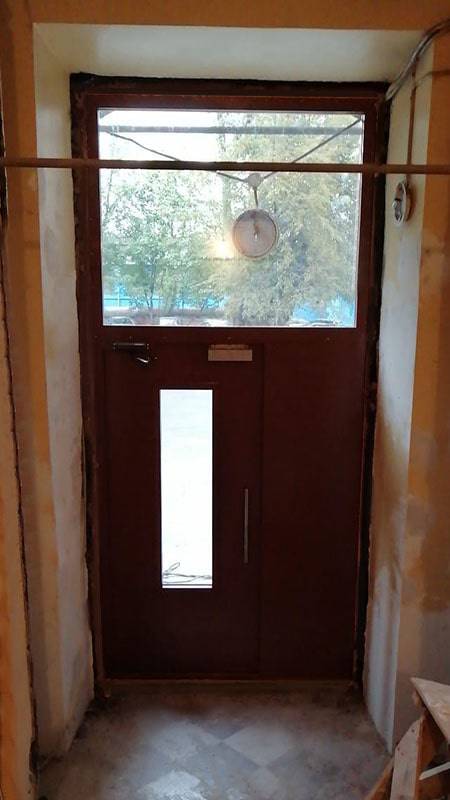 Вид изнутри подъезда Вид изнутри подъезда